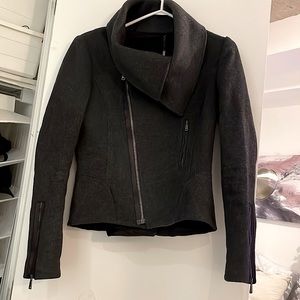 Gorgeous women’s 100% wool Elie Tahari winter coat.